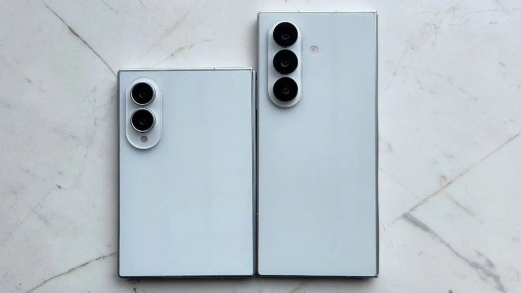 Galaxy Z Fold 8 (слева), Z Fold 8 Ultra (справа)